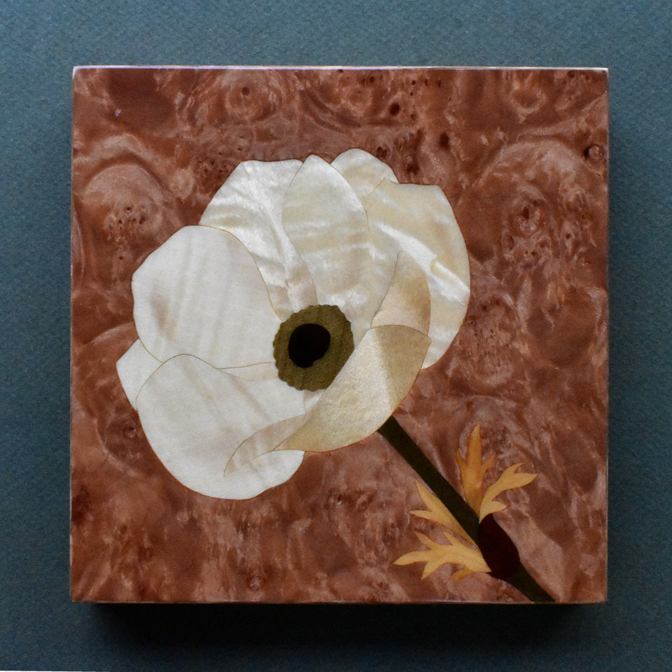 木象嵌パネル「アネモネ」天然木を使って描いていますので光を受けて美しく輝きます。
The marquetry panel "Anemone" is created using natural wood, which shines beautifully when it catches the light.