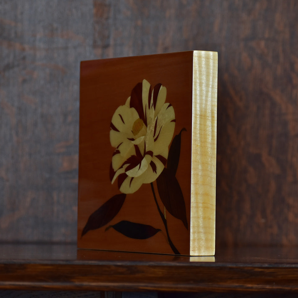 木象嵌パネル「椿」天然木を使って描いていますので光を受けて美しく輝きます。
The marquetry panel "Camellia" is created using natural wood, which shines beautifully when it catches the light.