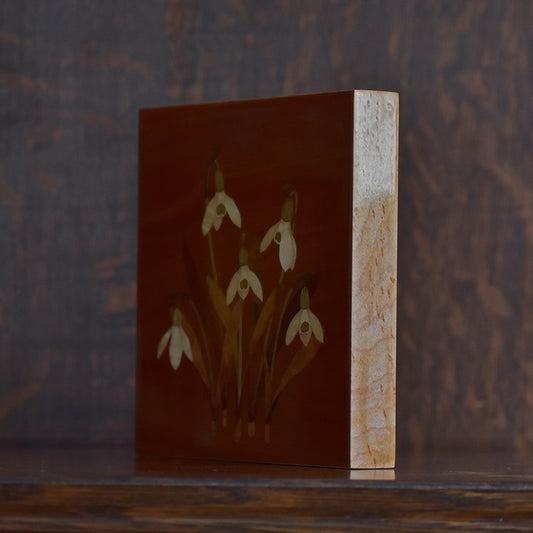 木象嵌パネル「スノードロップ」天然木を使って描いていますので光を受けて美しく輝きます。
The marquetry panel "Snowdrop" is created using natural wood, which shines beautifully when it catches the light.