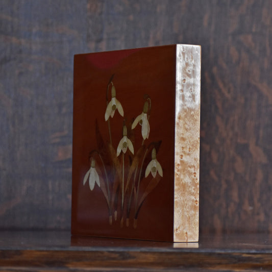 木象嵌パネル「スノードロップ」天然木を使って描いていますので光を受けて美しく輝きます。
The marquetry panel "Snowdrop" is created using natural wood, which shines beautifully when it catches the light.