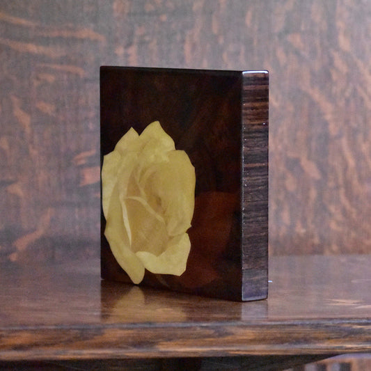 木象嵌パネル「白バラ」天然木を使って描いていますので光を受けて美しく輝きます。
The marquetry panel "White Rose" is created using natural wood, which shines beautifully when it catches the light.