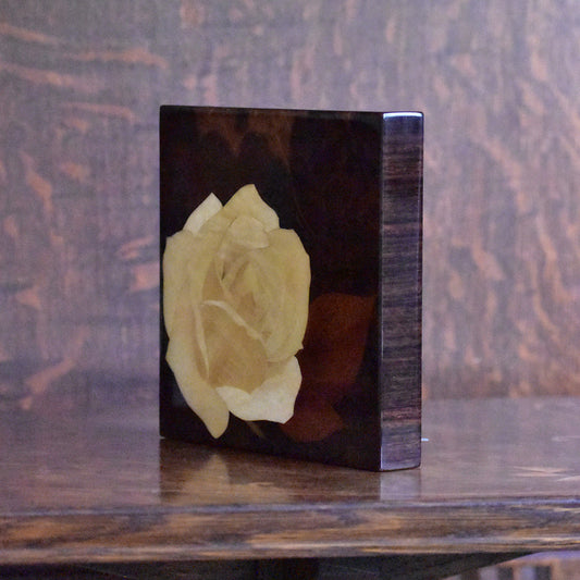 木象嵌パネル「白バラ」天然木を使って描いていますので光を受けて美しく輝きます。
The marquetry panel "White Rose" is created using natural wood, which shines beautifully when it catches the light.