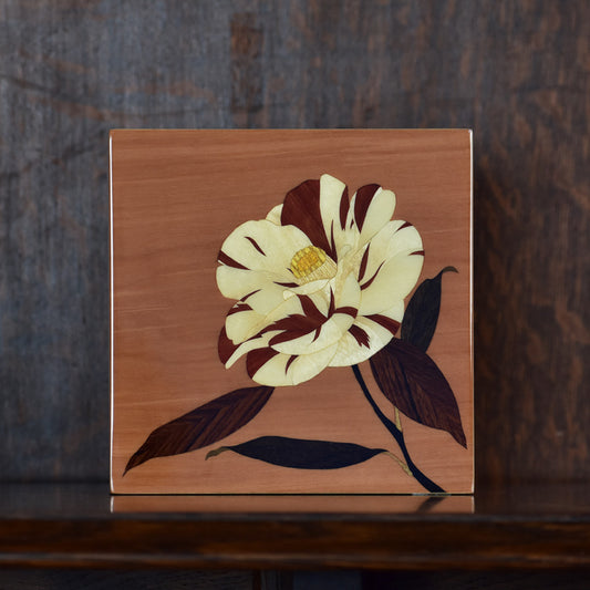 木象嵌パネル「椿」天然木を使って描いていますので光を受けて美しく輝きます。
The marquetry panel "Camellia" is created using natural wood, which shines beautifully when it catches the light.