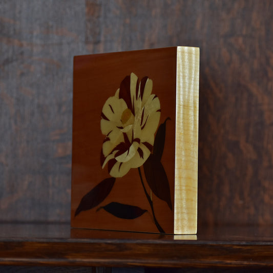 木象嵌パネル「椿」天然木を使って描いていますので光を受けて美しく輝きます。
The marquetry panel "Camellia" is created using natural wood, which shines beautifully when it catches the light.