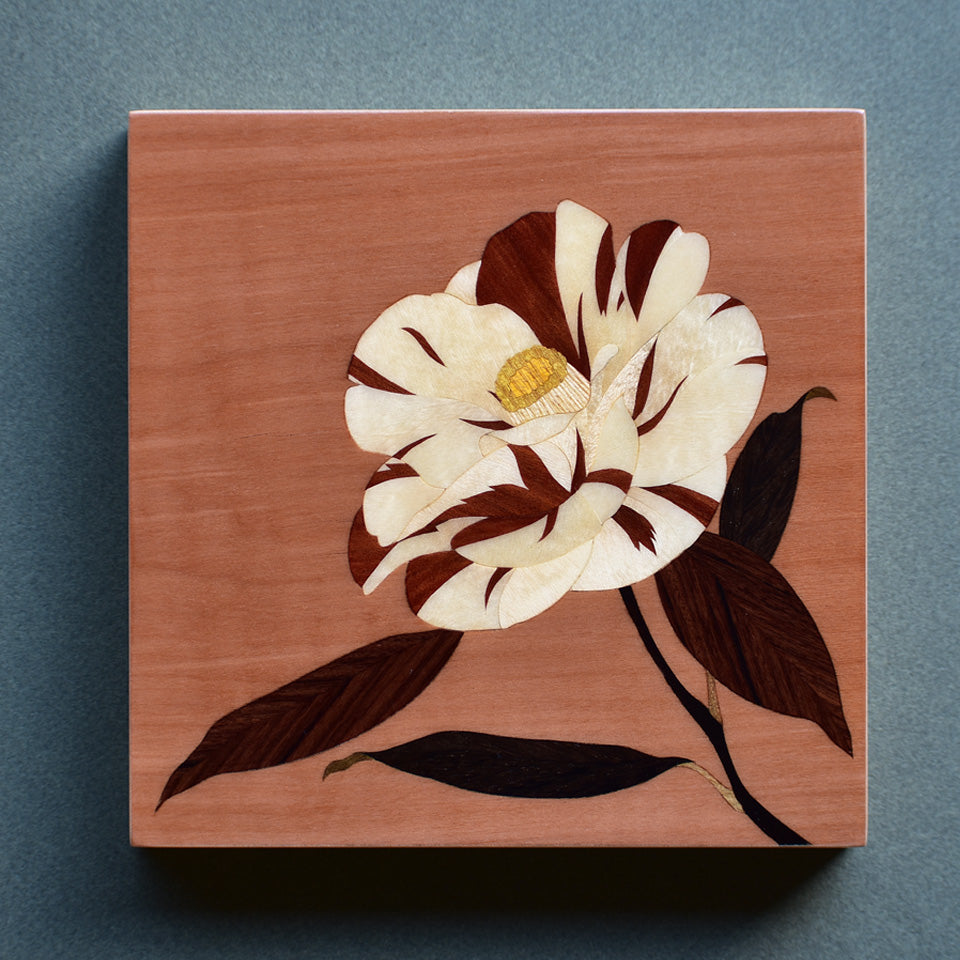 木象嵌パネル「椿」天然木を使って描いていますので光を受けて美しく輝きます。
The marquetry panel "Camellia" is created using natural wood, which shines beautifully when it catches the light.